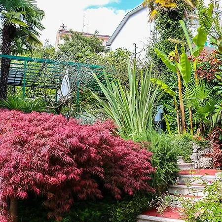 Sunny Garden Apartment *