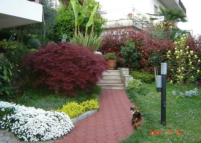 Sunny Garden Apartment *